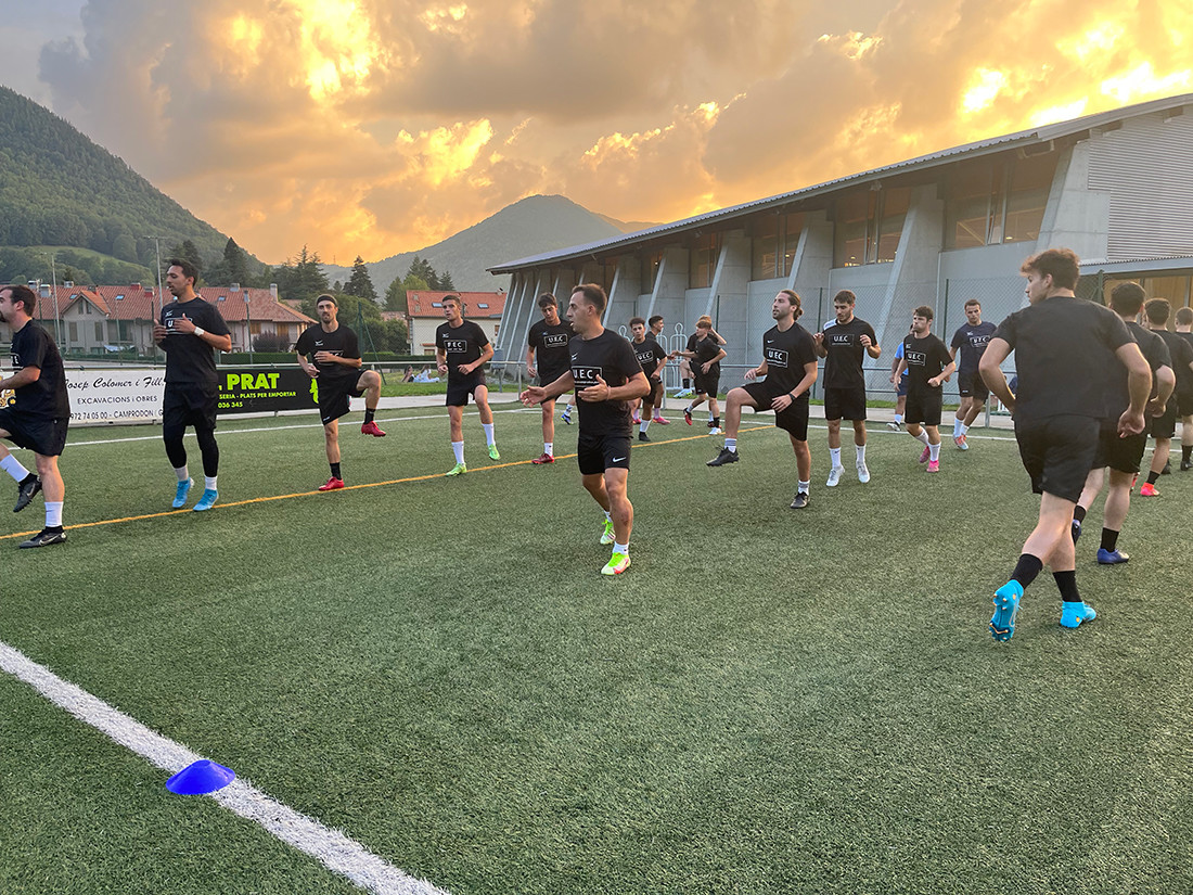 Jugadors de la UE Camprodon en el primer entrenament de la temporada
