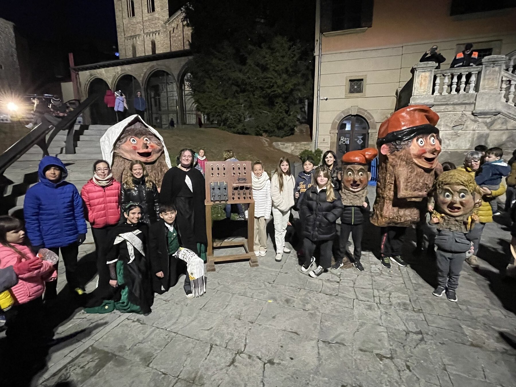 Moments abans de l'encesa de l'enllumenat a Ripoll