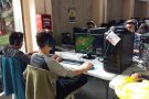Uns trenta joves a la Lan Party de Ripoll