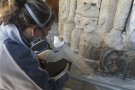 La reintegració matèrica és una de les últimes fases per enllestir la intervenció a la Portalada de Ripoll