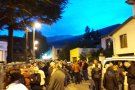 Un centenar de persones concentrades davant l'Escola Pirineu de Campdevànol 