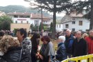 Centenars de persones concentrades davant l'Escola Pirineu 