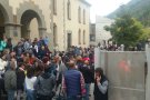 Cada cop més gent reunida a les portes del col·legi de Ribes de Freser