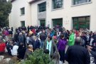 La gent es congrega al pati de l'escola Doctor Robert