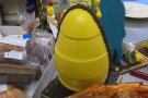 Un forn de Ribes de Freser ven ous de color groc en motiu de Pasqua 
