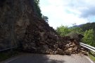 Una esllavissada talla la carretera GIV-4016 a Toses 