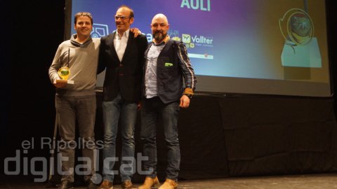 Premi Josep Pujol i Aulí: Xevi Sala i Jordi Caparrós, de l’Alberg Ruta del Ferro, amb el director de Vallter 2000, Enric Serra