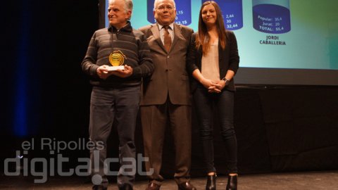Premi Eduard Soler: Joan i Marina Puigcorbé, de Mas el Lladré, amb el president de la FES, Ramon Vilardell