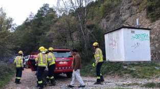 Els serveis d'emergències treballen en l'evacuació dels passatgers