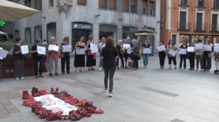 Les manifestants reunides a la Plaça de Sant Eudald per llegir el manifest