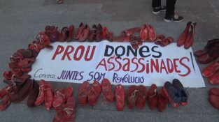 La pancarta envoltada de les sabates vermelles