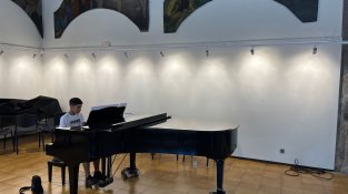 Els alumnes de piano practiquen a la Sala Abat Senjust de RIpoll