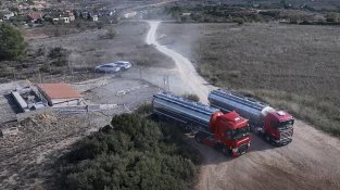 Camions cisterna descarregant aigua al dipòsit de l’Espluga de Francolí