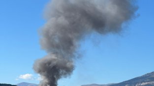 Incendi en una empresa a la sortida de Ripoll a la colònia Sorribes