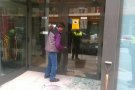 Trenquen el vidre de la porta del jutjat de Ripoll