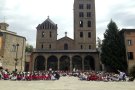 L'escola Vedruna també dóna suport a la portalada del monestir de Ripoll