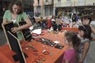 La plaça de la Lira es va convertir en un espai de labors i manualitats aquest darrer dissabte