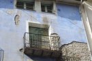 Edifici acordonat a la Plaça Tomàs Raguer de Ripoll pel mal estat que presenta la façana