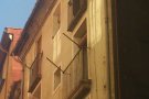 Cau un troç d'una barbacana al carrer Mossèn Cinto de Ripoll