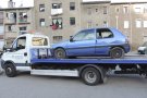 Retiren els primers vehicles abandonats de la via pública de Ripoll 