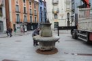 La plaça Sant Eudald recupera l'emblemàtic banc rodó de pedra 