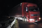 La carretera de Les Llosses tallada per un camió 