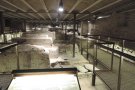 Visita oficial a la necròpolis del monestir de Ripoll, encapçalada per Ferran Mascarell