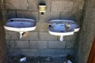 Roben coure als lavabos de la piscina de Gombrèn