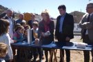 La consllera d'Ensenyament, Irene Rigau, col·loca la primera pedra de la nova escola de Campdevànol