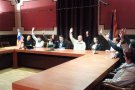 Els mossos retiren l'estelada de la façana de l'ajuntament de Ripoll tot i que un ple extraordinari celebrat a la mitjanit havia decidit mantenir-la