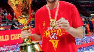 Xavi Rabaseda amb la copa i la medalla d'or