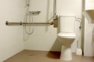 La Fundació Emma rehabilita i millora l’accessibilitat en habitacions i lavabos