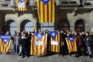Una cinquantena de persones demanen acord entre JxSí i CUP davant de l'ajuntament de Ripoll