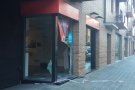 Roben a una botiga de telefonia mòbil de Ripoll amb l'encastament d'un vehicle 