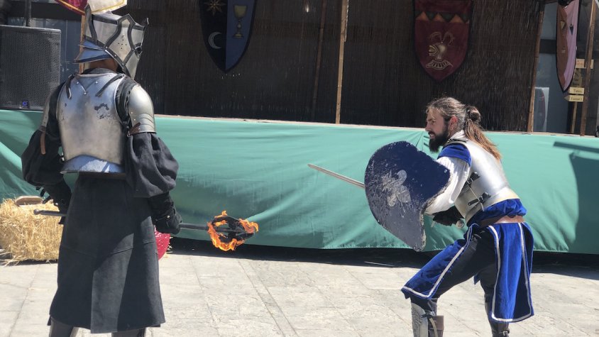 Els espectacles de petit format són una constant en aquest Mercadal, com aquestes lluites en directe