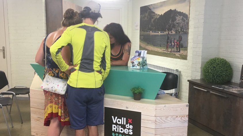 Turistes estrangers a l'Oficina de Turisme de Ribes