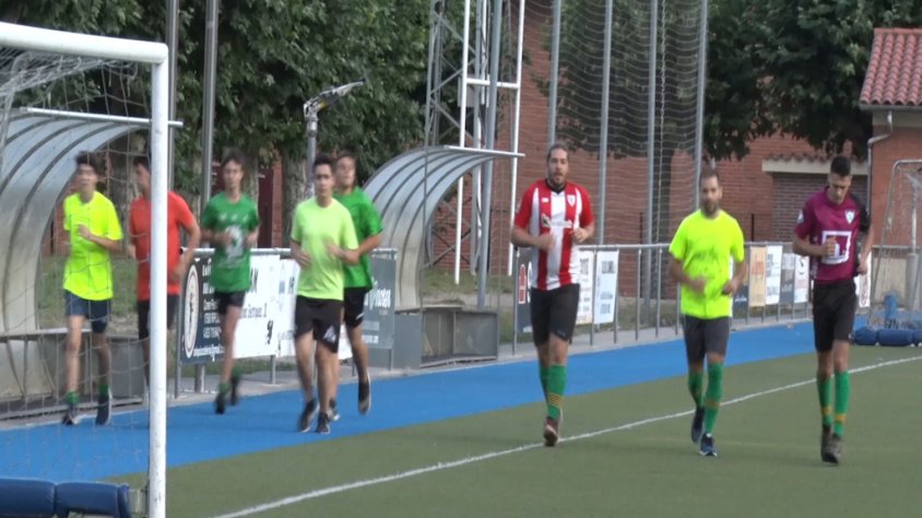 Treball físic al camp de futbol de Ripoll, aquest dilluns