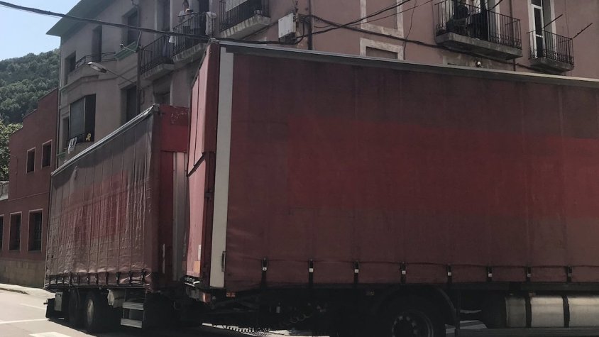 El camió encallat a la cruïlla del carrer Progrés amb la carretera d'Olot