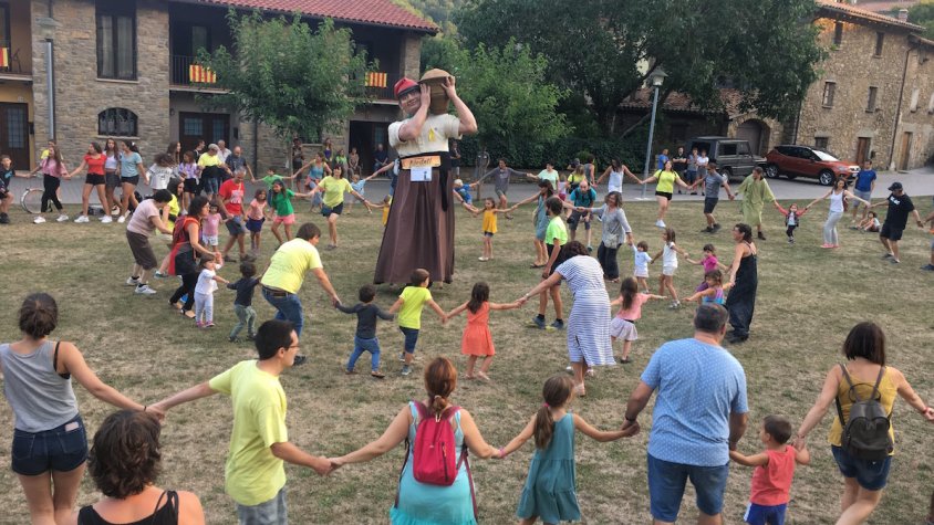 Germanor entre veïns i veïnes a la Festa Major de Vallfogona