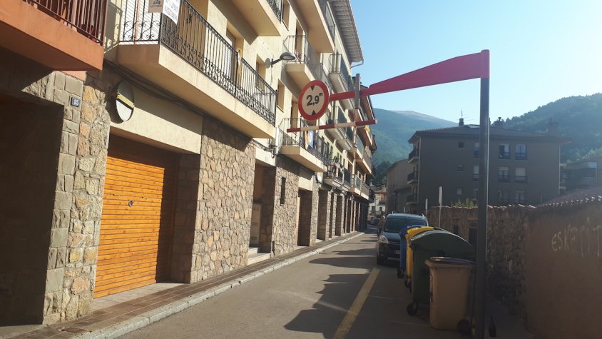 S'estudia canviar de lloc l'indicador d'alçada màxima dels camions per evitar accidents amb els balcons