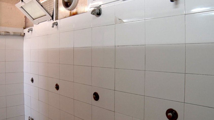 Aquest és l'estat actual dels vestidors del camp de futbol de la capital