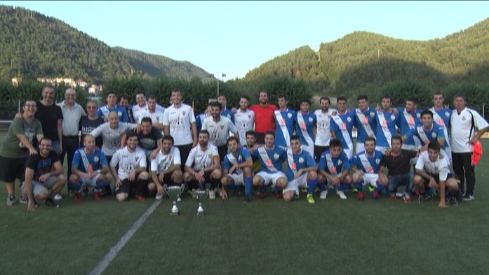 Fotografia entre els jugadors del Ripoll i Montesquiu en acabar el Trofeu Ramon Orriols