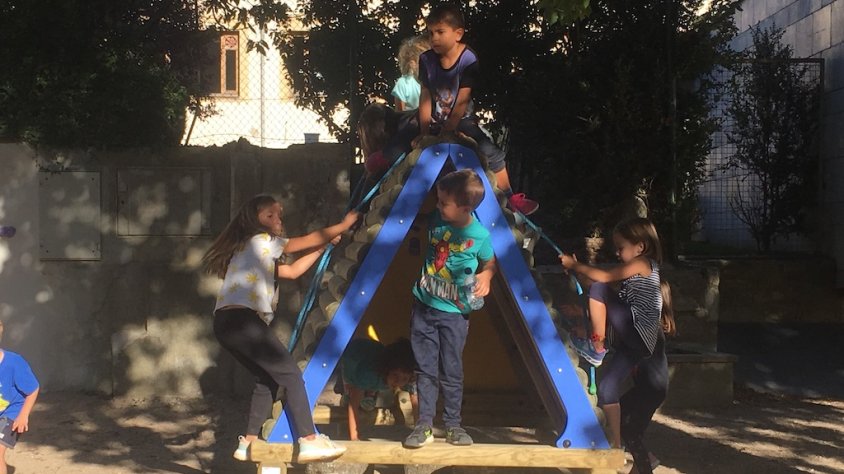 Els infants juguen a la nova caseta del pati