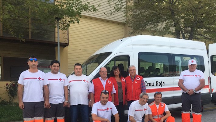 La nova furgoneta, amb part del voluntariat de Creu Roja a la capital