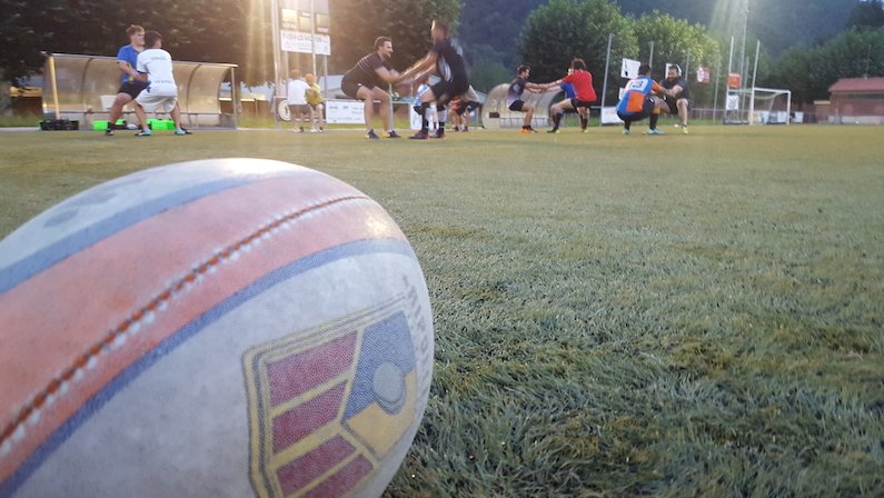 Un moment de l'escalfament durant l'entrenament del Ripollès RC