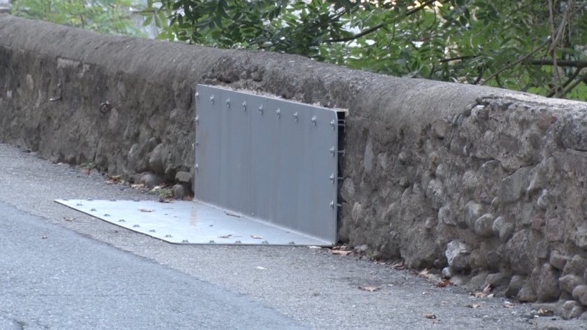 S'ha col·locat una planxa metàl·lica com a element preventiu fins que hi hagi pressupost per fer l'actuació definitiva