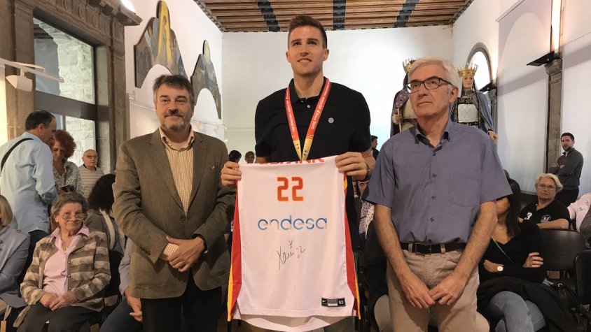 Xavi Rabaseda amb l'alcalde de Ripoll i el regidor d'Esports