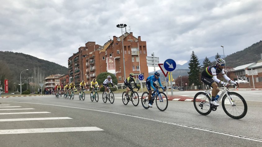 Pas dels ciclistes per Ripoll, en una edició de la ronda catalana