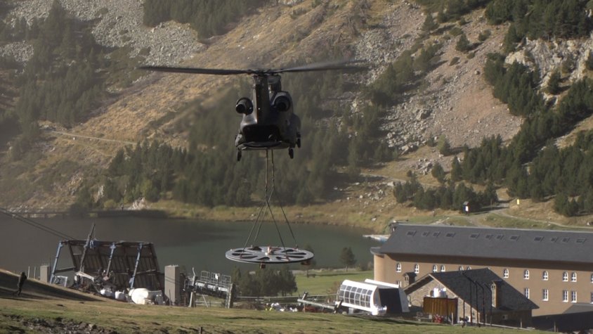 L'helicòpter deixant un dels volants a l'estació
