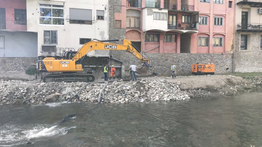 Membres de SOMASRSA i de l'ajuntament treballant en aquest punt del Ter